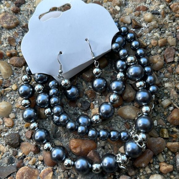 NIB Metallic Shell Pearl Necklace & Earring Set - Picture 3 of 3